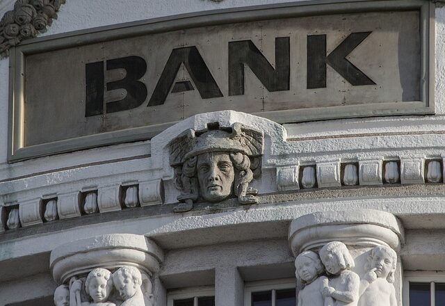 bank-2907728_640 (1).jpg